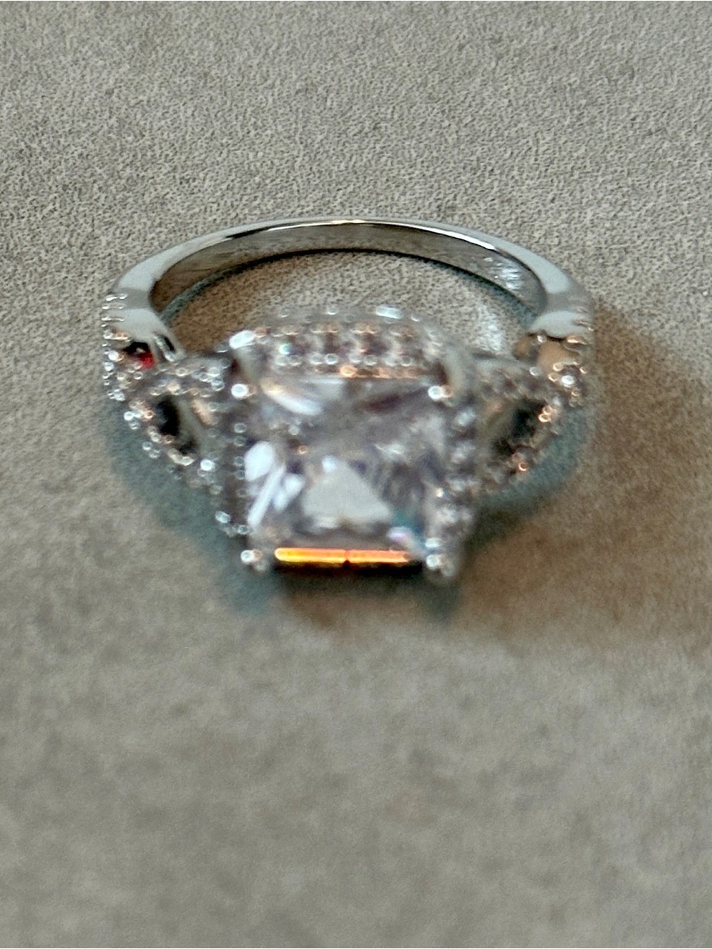 Elegant Shiny Stone Silver Ring Size 7